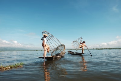 Two people on the surface of the boat
